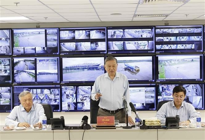 苏林总书记在与顺化市举行工作会谈上时发表讲话。