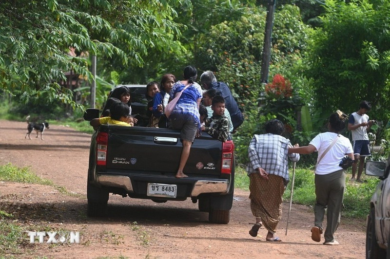 泰国素林府民众在泰柬边境地区冲突重燃后撤离。