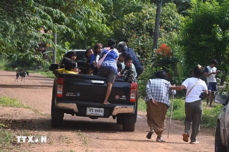 泰国素林府民众在泰柬边境地区冲突重燃后撤离。