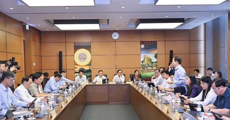 谅山、奠边和永隆等省国会代表团在小组讨论中发言。