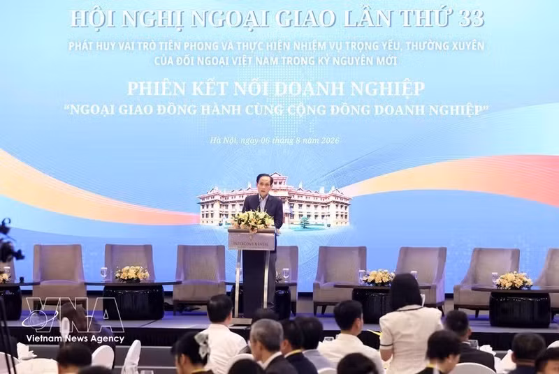 越南外交部长黎怀忠在会上发表讲话。