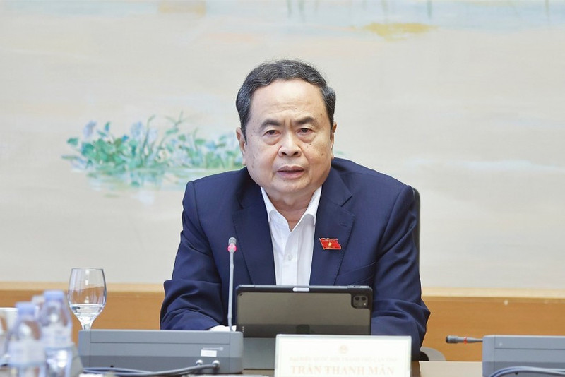越南国会主席陈青敏发言。