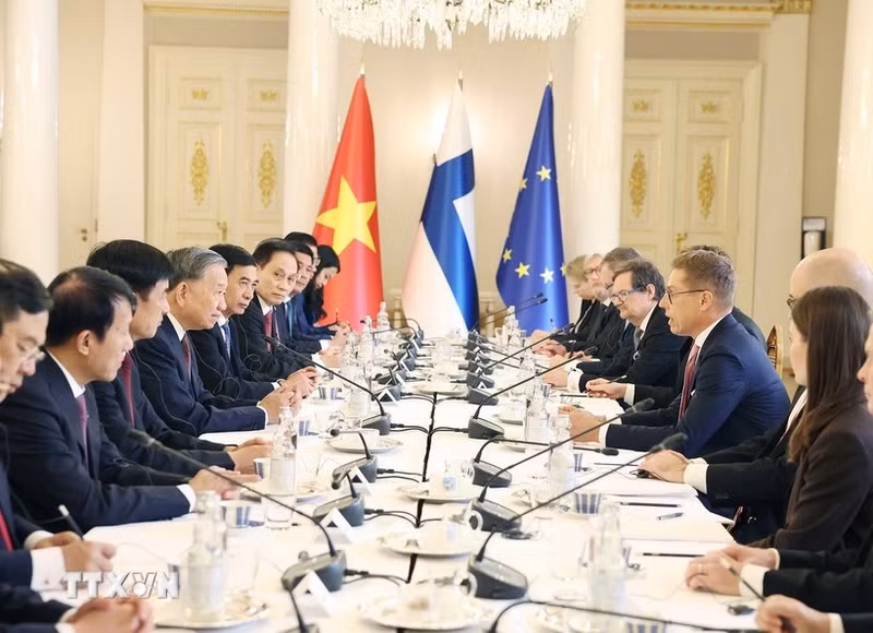 越共中央总书记苏林与芬兰总统亚历山大·斯图布举行会谈。（图片来源：越通社）