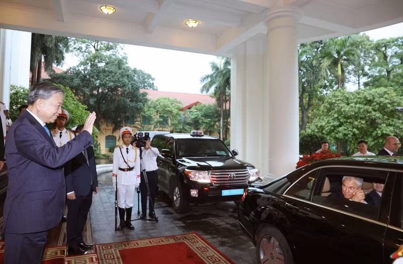 越共中央总书记苏林为俄罗斯联邦国家杜马主席沃洛金送行。