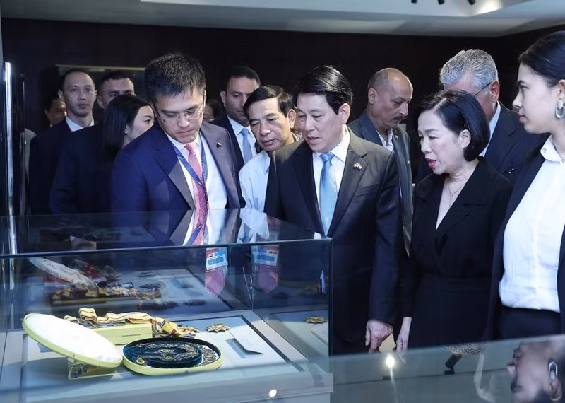 越南国家主席梁强和夫人参观埃及贾迈勒·阿卜杜勒·纳赛尔博物馆。