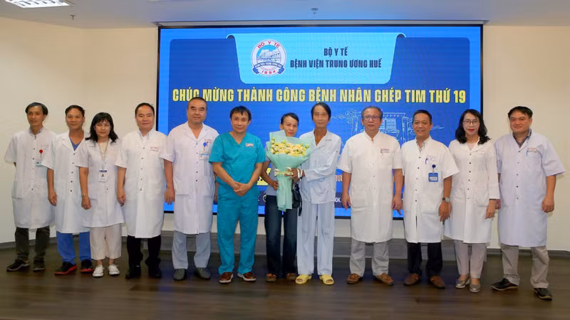 顺化中央医院第19例心脏移植患者（1969年出生、男、广治省人）康复出院庆祝活动。（图片来源：越通社）