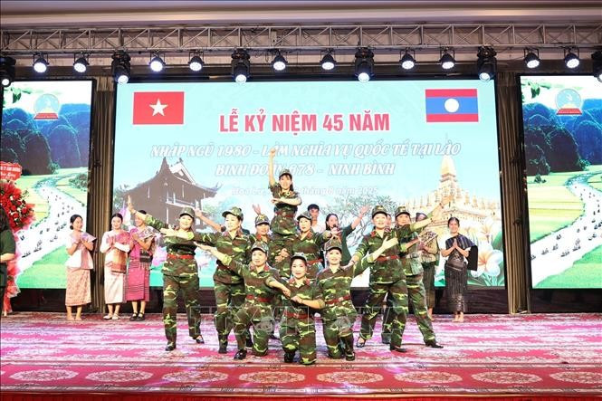 越老志愿军宁平省678号兵团退伍军人委员会在宁平省华闾坊举行纪念活动，庆祝赴老挝执行国际任务45周年（1980年8月—2025年8月）。