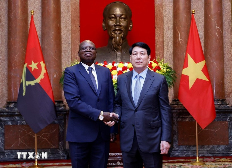 越南国家主席梁强于2025年4月24日会见前来递交国书的安哥拉驻越南大使费尔南多·米格尔。（图片来源：越通社）