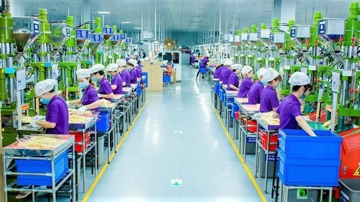 工人们在位于义安一号VSIP 工业园区的 立讯精密（义安）有限公司工作。