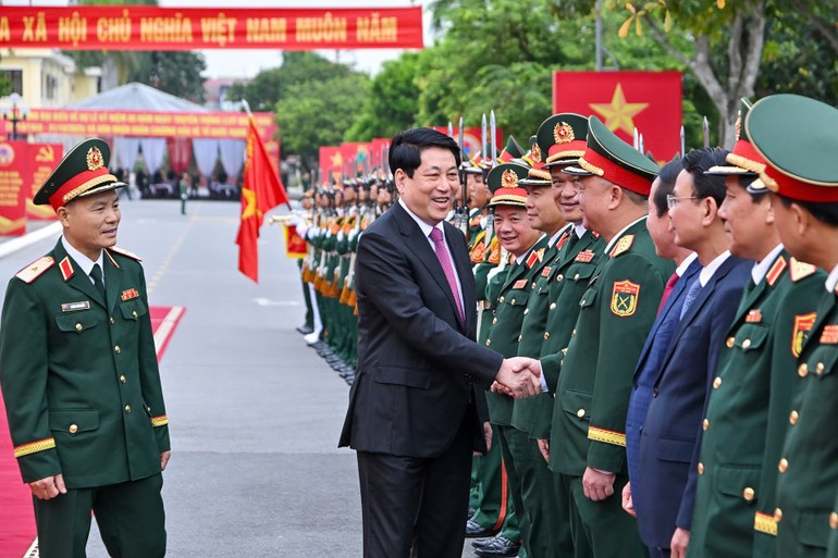 梁强主席与各位代表亲切交流。(图片来源:越通社)