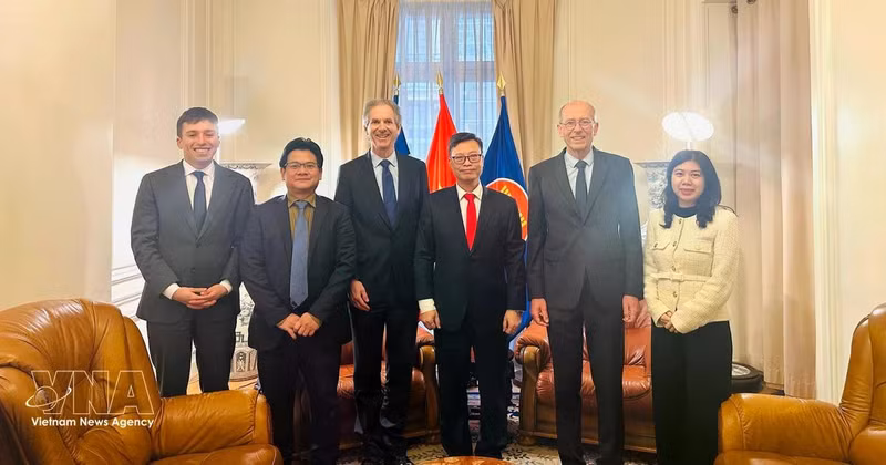 越南驻法国大使郑德海与法国企业代表合影。