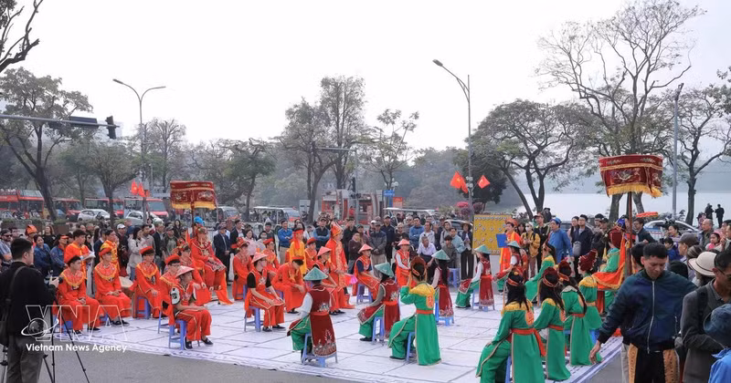 河内市还剑坊人民委员会举行“人旗节”开幕式，庆祝农历马年。