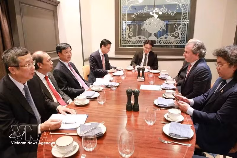 越共中央政治局委员、中央科技、创新与数字化转型指导委员会副主任、河内市委书记阮维玉会见Rosen Partners集团执行经理丹尼尔·罗森。