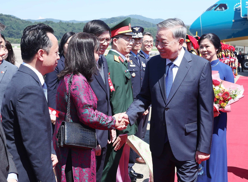 越共中央总书记苏林和夫人吴芳璃抵达韩国首都首尔城南军用机场，开始对大韩民国进行国事访问。（图片来源：越通社）
