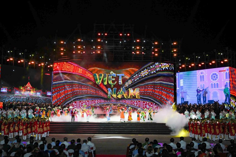 《在光荣的旗帜下》政论艺术活动是纪念八月革命和9·2国庆80周年的重要文艺活动之一。