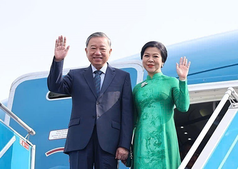 越共中央总书记苏林和夫人启程对大韩民国进行国事访问。