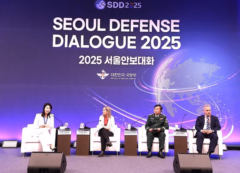 越南国防部副部长黄春战上将参加一场讨论会。（图片来源：越通社）