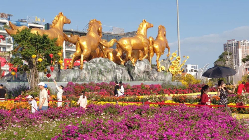 “遗产之春——数字奇观”花卉大道在广宁省开幕。