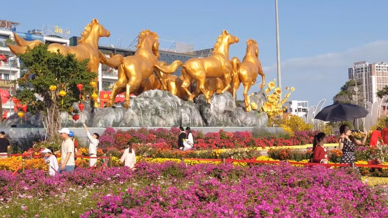 “遗产之春——数字奇观”花卉大道在广宁省开幕。