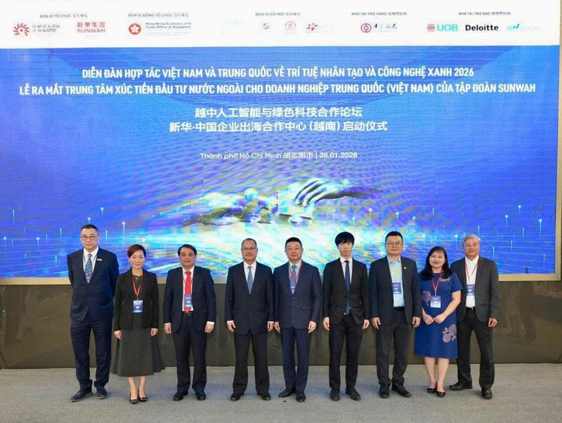 在舞台上合影贵宾。