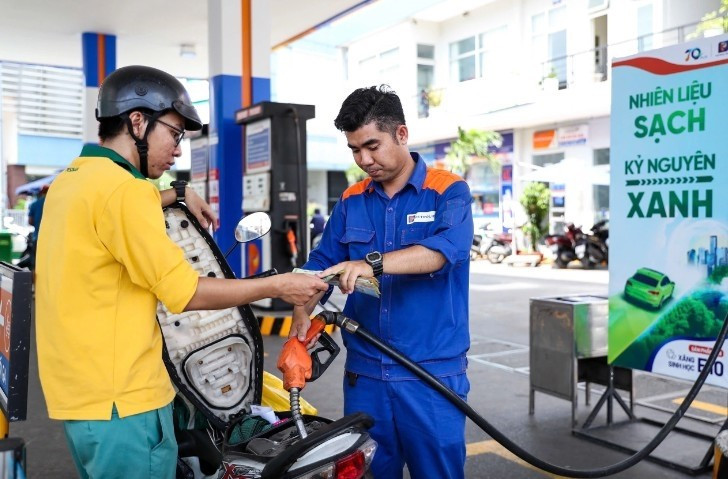 附图：越南自1月29日起上调成品油零售价格。