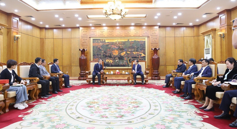 北宁省人民委员会主席范黄山在与中国晶澳太阳能集团（JA Solar）工作代表团举行会谈。