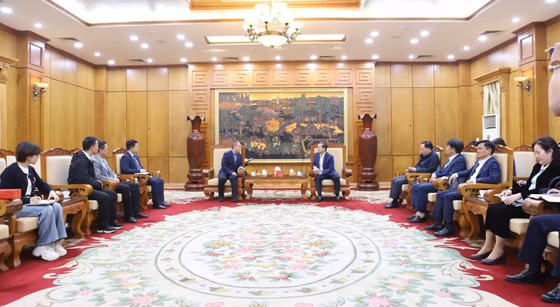 北宁省人民委员会主席范黄山在与中国晶澳太阳能集团（JA Solar）工作代表团举行会谈。