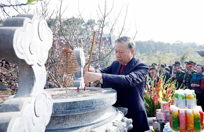 越共中央总书记苏林在钟山祠进香。