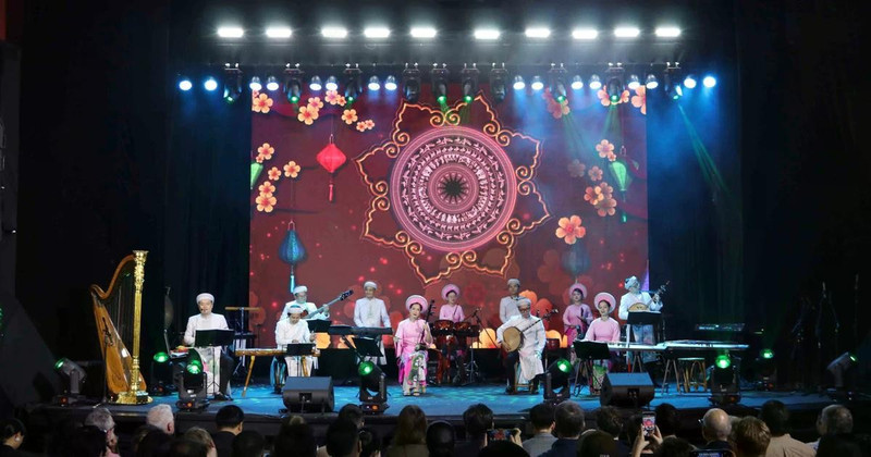 文化交流活动上举行的文艺节目。