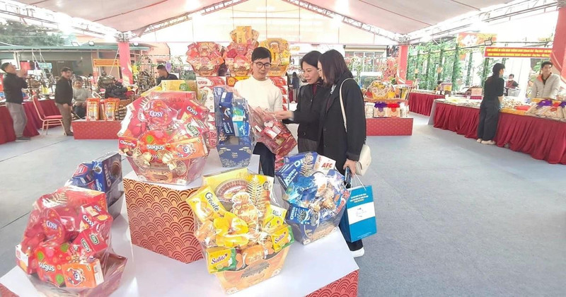 “新春创意手工艺及设计展”在河内应天乡广富桥线香旅游点开幕。