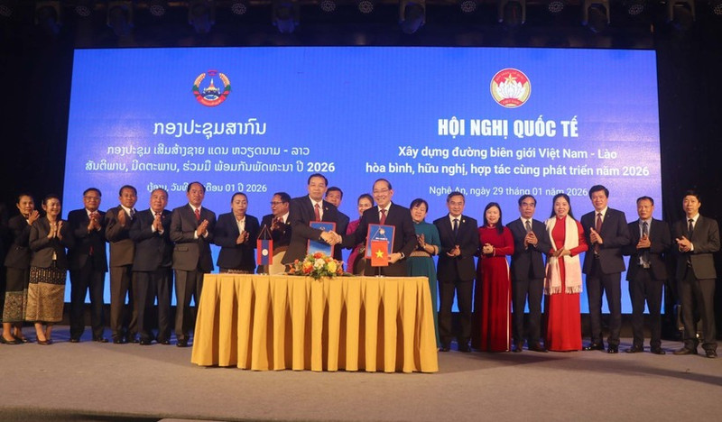 2026年越老共建和平、友好、合作与发展边界线国际会议联合声明签署仪式。