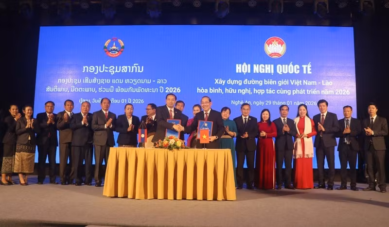 2026年越老共建和平、友好、合作与发展边界线国际会议联合声明签署仪式。