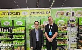 越南驻以色列商务参赞黎泰和参观展位。