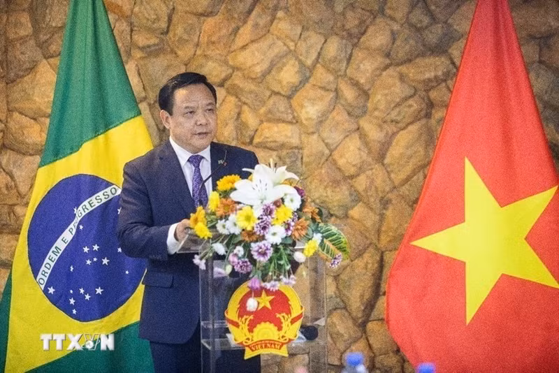 越南驻巴西兼驻圭亚那大使裴文毅发表讲话。