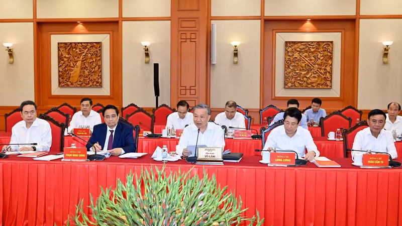 苏林总书记在会上发表讲话。（登科、幸原 摄）