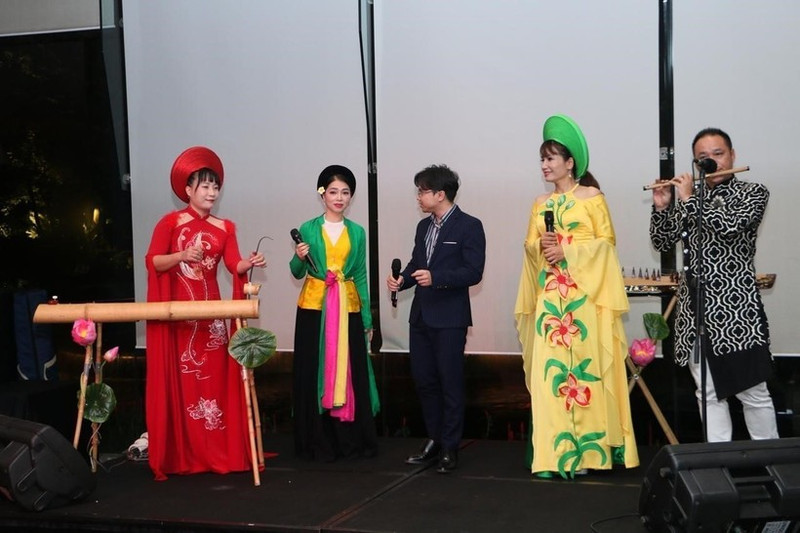越南艺术团在科伦坡美食周上表演。