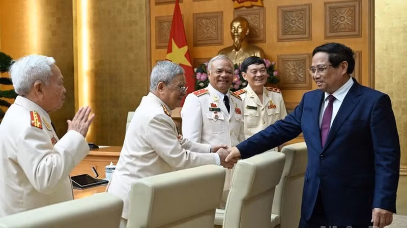 范明正总理与驰援南方战场公安力量联络委员会亲切会面。（陈海 摄）