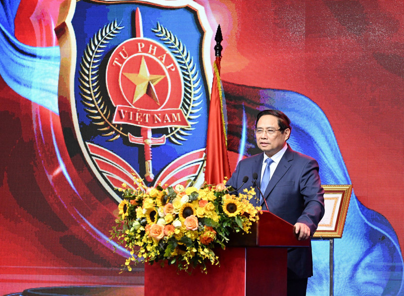 范明正总理在纪念典礼上发表讲话。