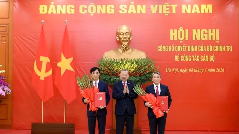 越共中央总书记、国家主席苏林向中央组织部部长阮维玉和中央办公厅主任阮海宁颁发任命决定。