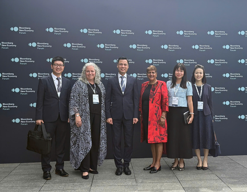 越南外交部副部长邓黄江一行与彭博媒体领导人合影。