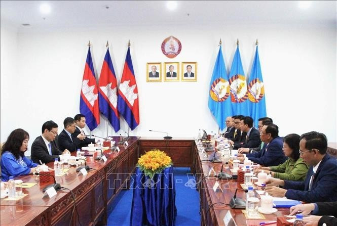 越共中央宣教与民运部与柬埔寨人民党中央民运部之间工作会谈场景。（图片来源：越通社）