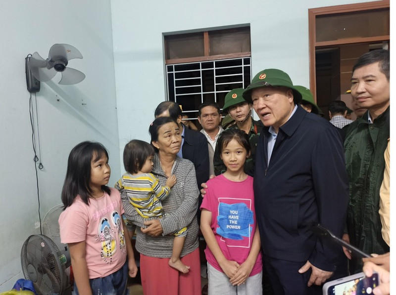 越南政府常务副总理阮和平亲切慰问受灾群众。