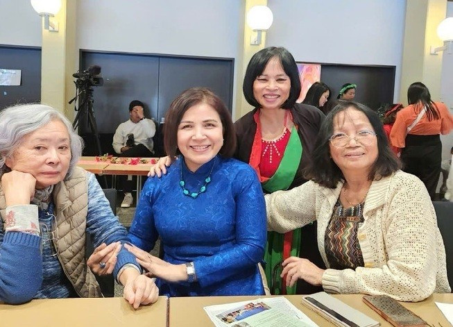 陈秋蓉女士（右一）参加日内瓦越南文化宣传活动。