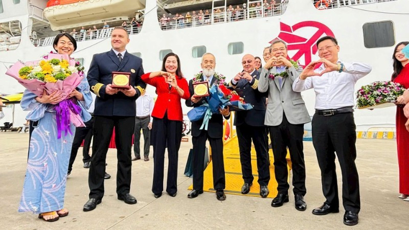 广宁省和旅游业领导欢迎国际游客到访下龙湾。