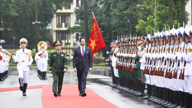 国防部长潘文江大将和斯洛伐克副总理兼国防部部长罗贝尔特·卡利尼亚克共同检阅越南人民军仪仗队。