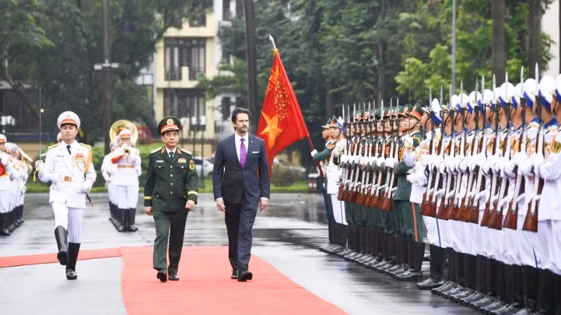 国防部长潘文江大将和斯洛伐克副总理兼国防部部长罗贝尔特·卡利尼亚克共同检阅越南人民军仪仗队。