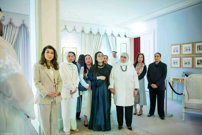 越南政府总理夫人黎氏碧珍与科威特首相夫人谢赫·莫娜·阿卜杜拉·马沙里·阿勒克莱布起听取有关博物馆的介绍。