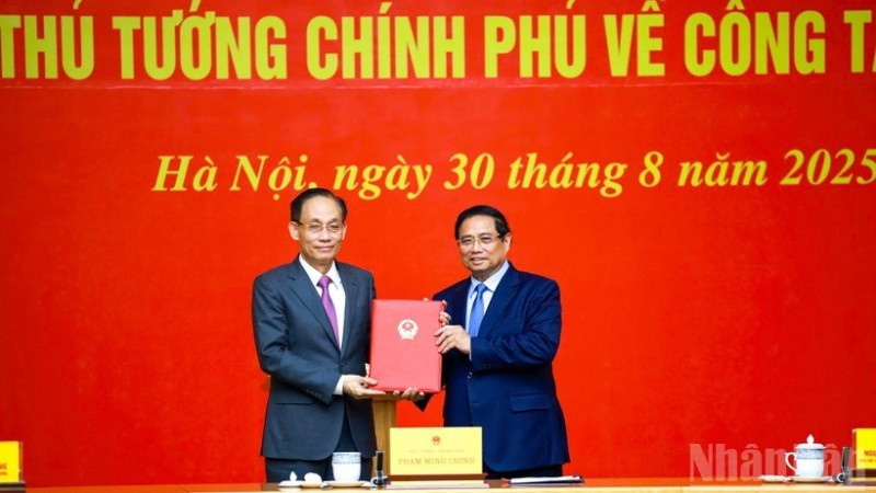 政府总理范明正向外交部新任代部长黎怀中颁发任命书。
