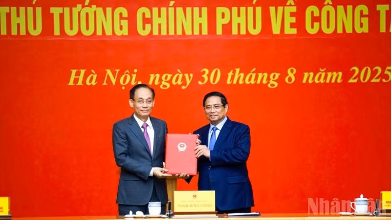 政府总理范明正向外交部新任代部长黎怀中颁发任命书。