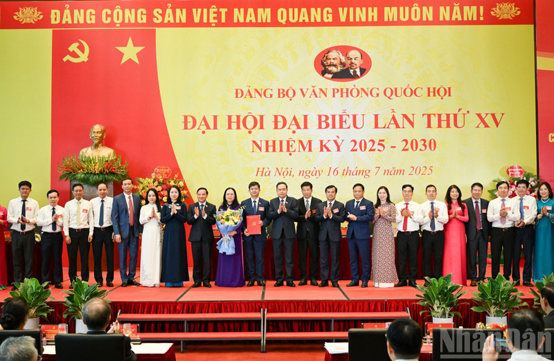 越南国会主席陈青敏出席越共国会办公厅第十五次代表大会。